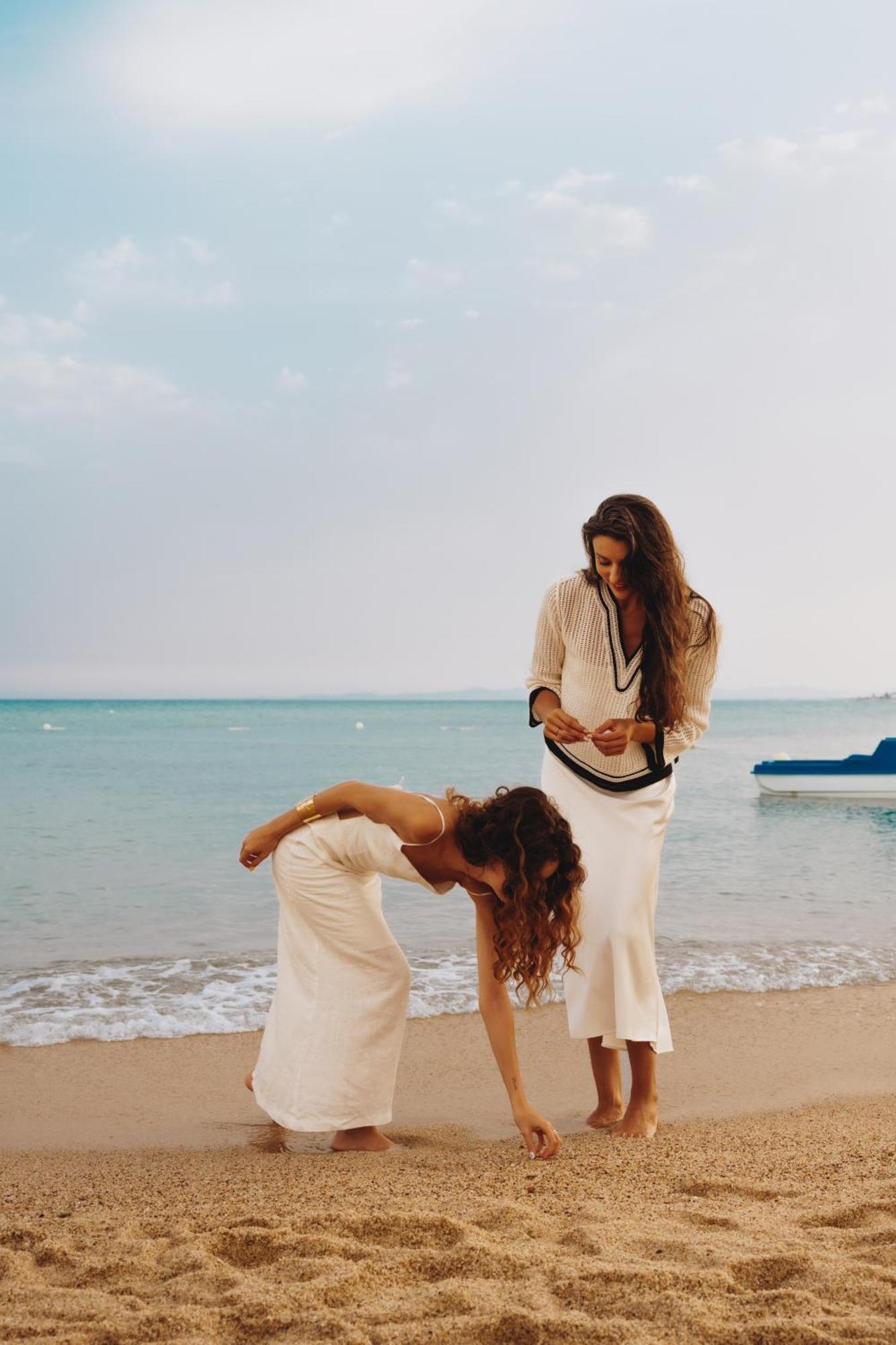 Hotel La Badira - Adult Only Hammamet Exterior foto A woman practicing the art of shiatsu